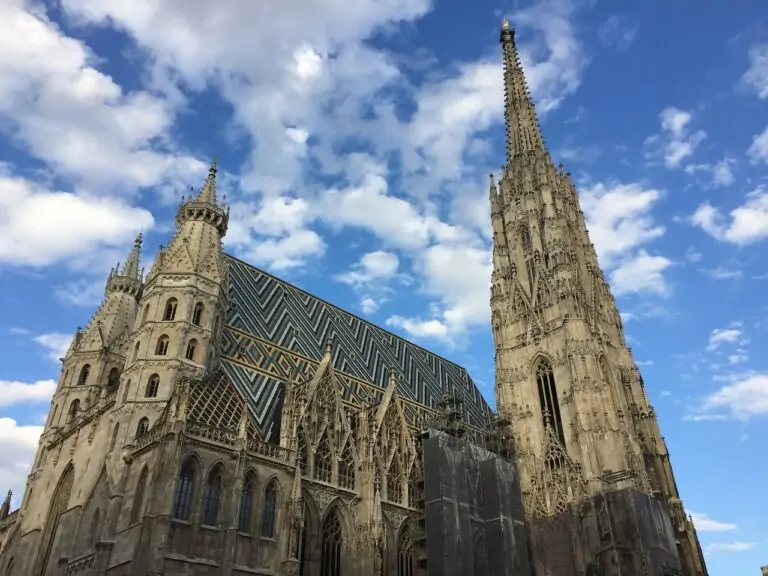 Stephansdom in Wien mit gotischem Turm vor blauem Himmel mit Wolken