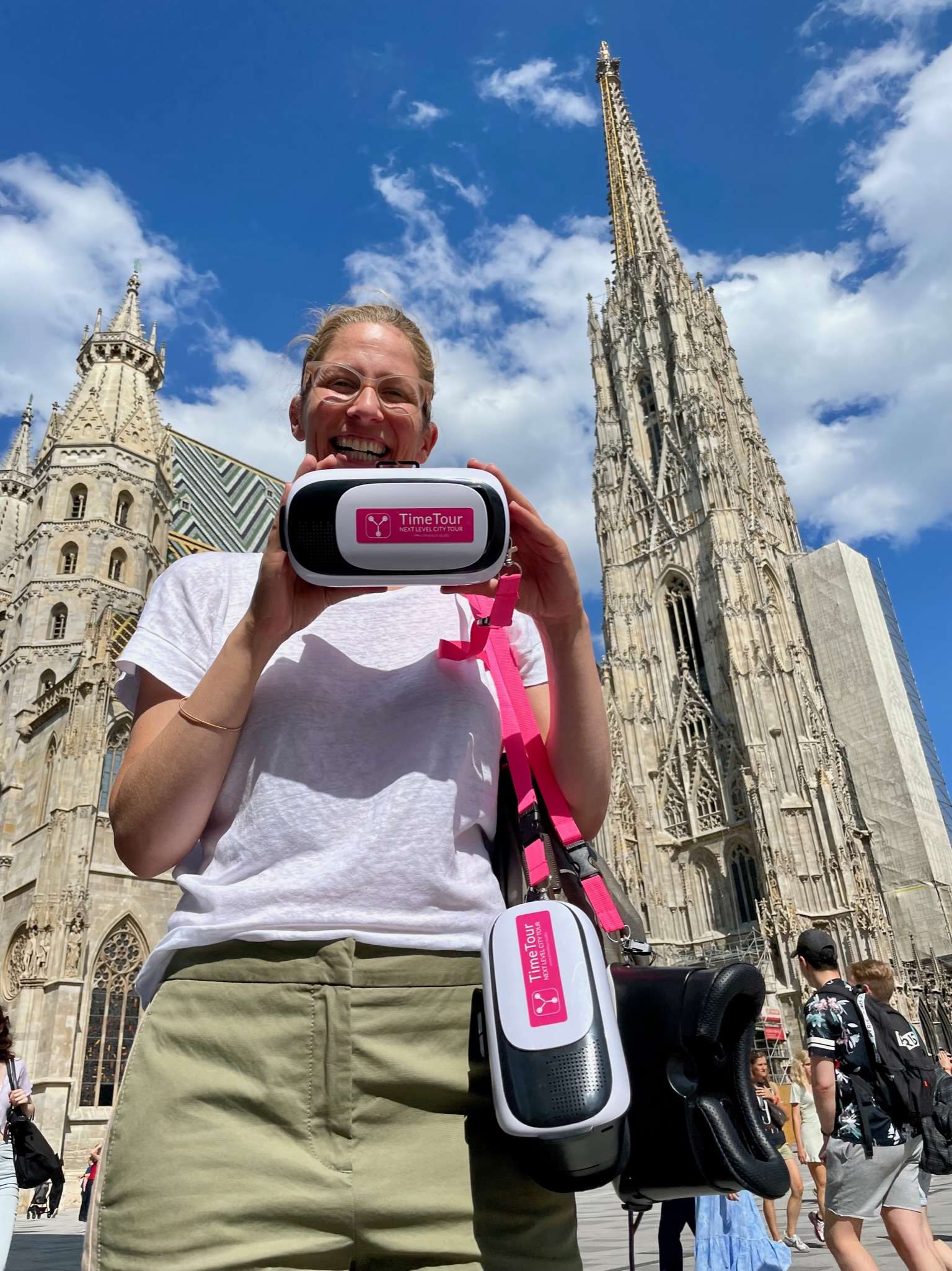 Stadtführer mit 3D Brille vor dem Stephansdom in Wien