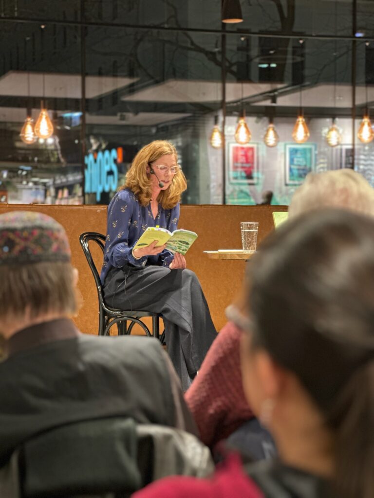 Martha Tretter liest vor Publikum aus ihrem Buch