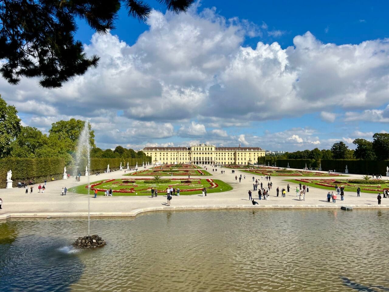 Schloss Schönbrunn Blick vom Neptunbrunnen
