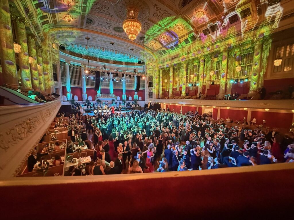 Der Ballsaal im Wiener Konzerthaus mit Pfauenfeder-Projektion