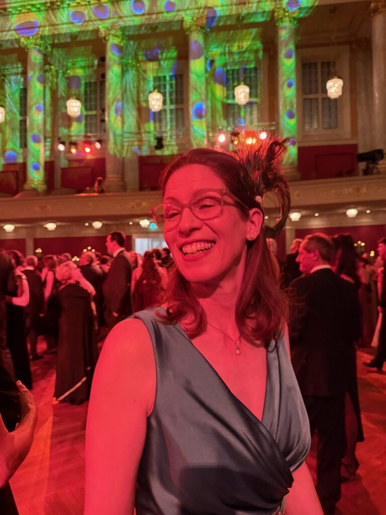 Martha mit Pfauenfeder im Haar im Ballsaal