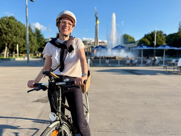 Martha Tretter mit dem Fahrrad vor dem Hochstrahlbrunnen am Schwarzenbergplatz