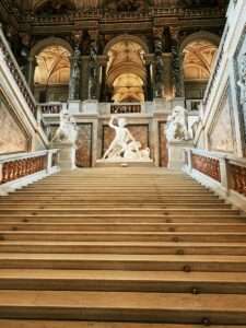 Prunkstiege im Kunsthistorischen Museum Wien mit Marmorskulpturen
